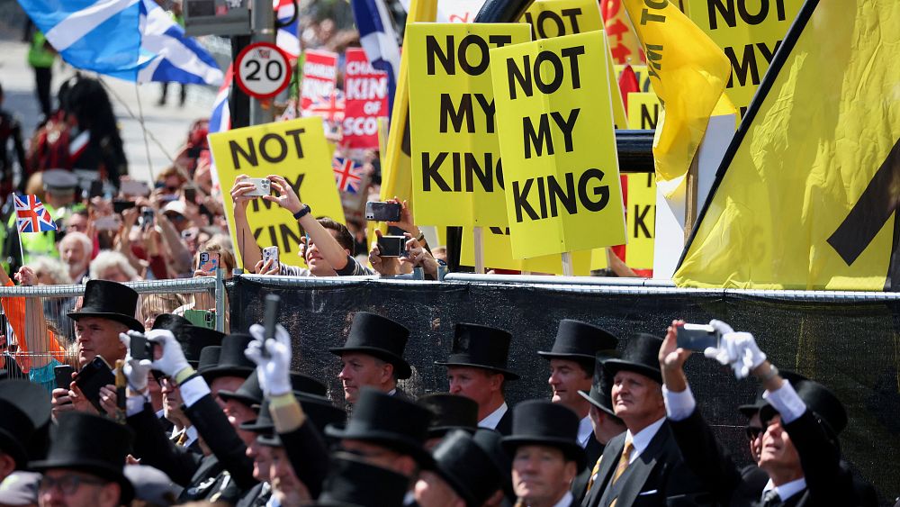 Charles III accueilli par des manifestants et des fans lors de la cérémonie d'Édimbourg