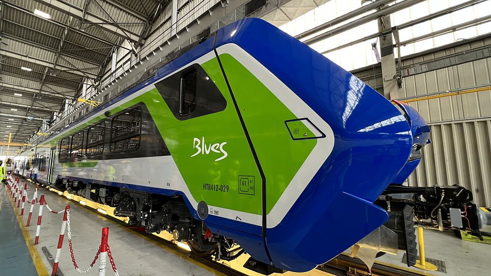 À l'intérieur de l'usine fabriquant des trains électriques "tri-brid" qui pourraient révolutionner les transports en Europe
