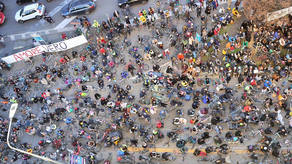 « Reconcevoir la ville pour les gens » : ces militants du vélo se battent pour l'espace dans Milan étouffé par les voitures