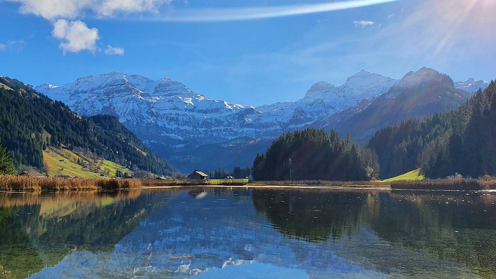 Ce village suisse espère attirer des nomades numériques avec vue sur la montagne et communauté