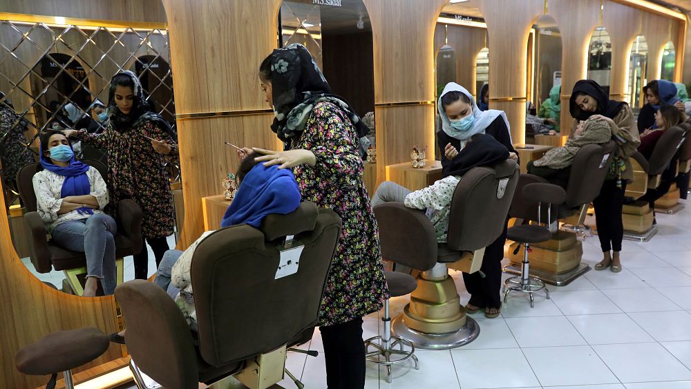 « Le monde est resté silencieux » : les femmes afghanes dénoncent la nouvelle interdiction des salons de coiffure imposée par les talibans