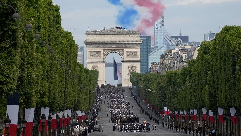 La France célèbre le 14 juillet avec faste, un hommage à l'Inde et des policiers supplémentaires pour éviter de nouveaux troubles
