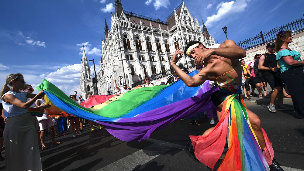 Des milliers de personnes défilent à Budapest Pride alors que la communauté LGBTQ + exprime son inquiétude face aux lois restrictives de la Hongrie