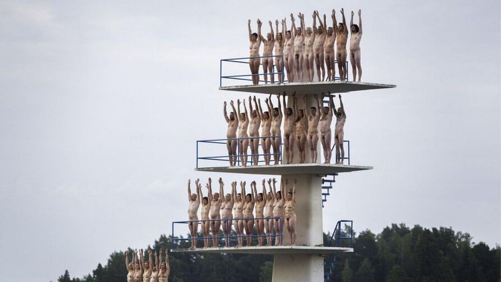 « Le pays des mille nus » : l'artiste Spencer Tunick rassemble des milliers de personnes pour poser nues en Finlande