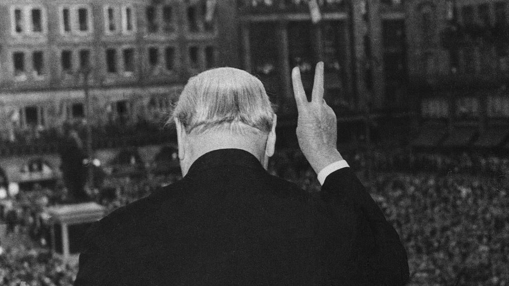 Culture Re-View : Comment Winston Churchill a inventé le signe V