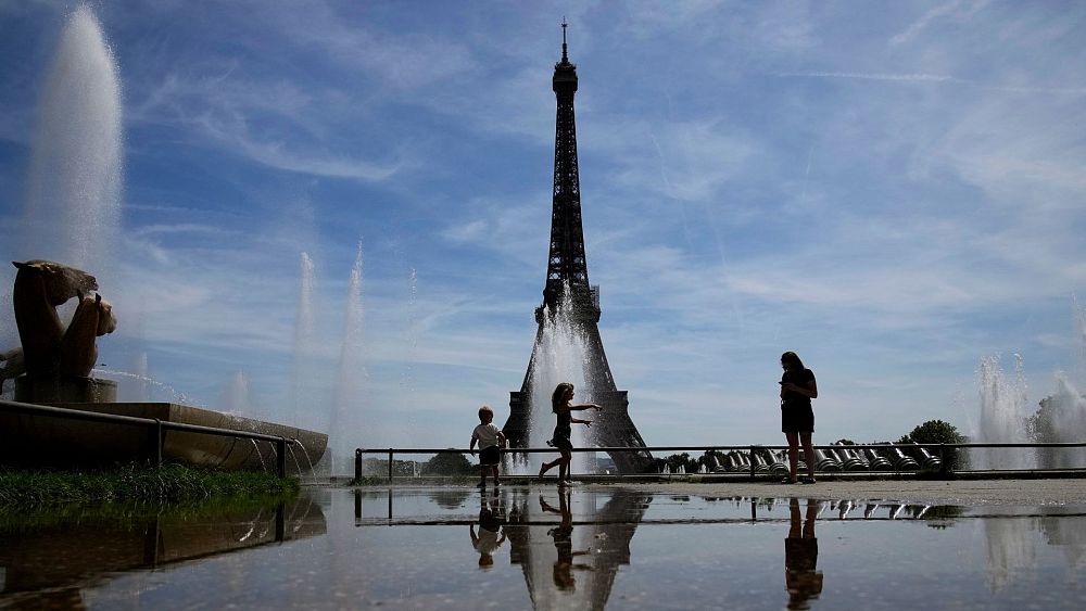 Siestes, espaces verts et jardins verticaux : comment Paris pourrait maintenir les gens en vie à 50 degrés
