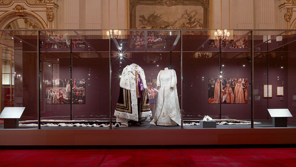 Les costumes de couronnement du roi Charles et de la reine Camilla exposés dans une nouvelle exposition à Londres