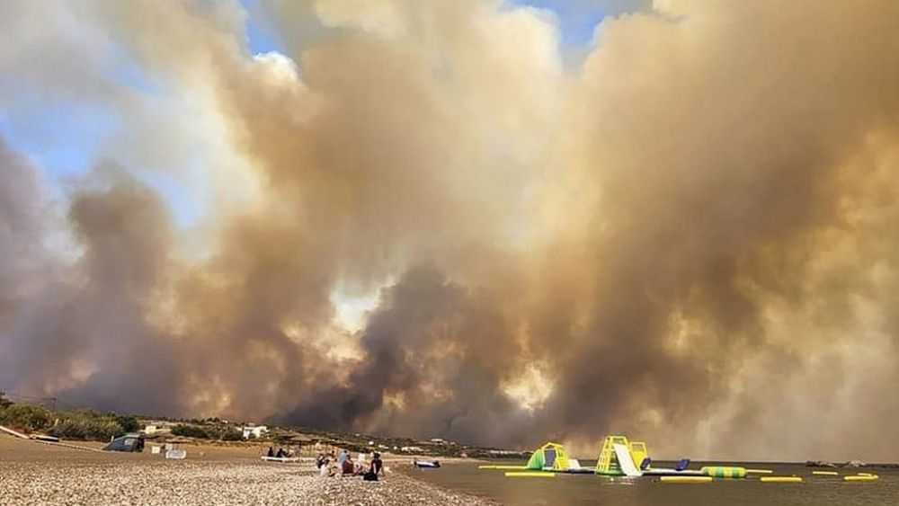 2 000 personnes, dont des touristes, évacuées alors qu'un incendie de forêt fait rage sur l'île grecque de Rhodes