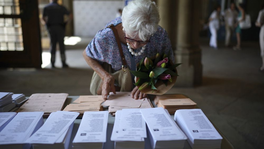 Les électeurs espagnols font leur choix lors d'une élection qui pourrait voir un autre pays de l'UE basculer vers la droite