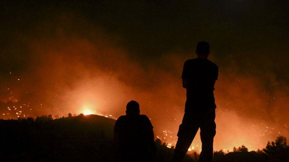 Corfou et Evia lancent des évacuations après que des milliers de personnes ont fui les incendies de forêt dévastateurs à Rhodes