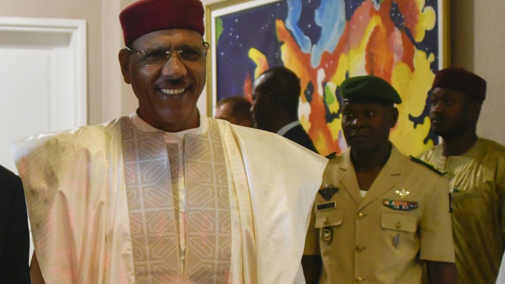 Le président nigérien promet que la démocratie prévaudra après que des soldats mutins l'ont arrêté et déclaré un coup d'État