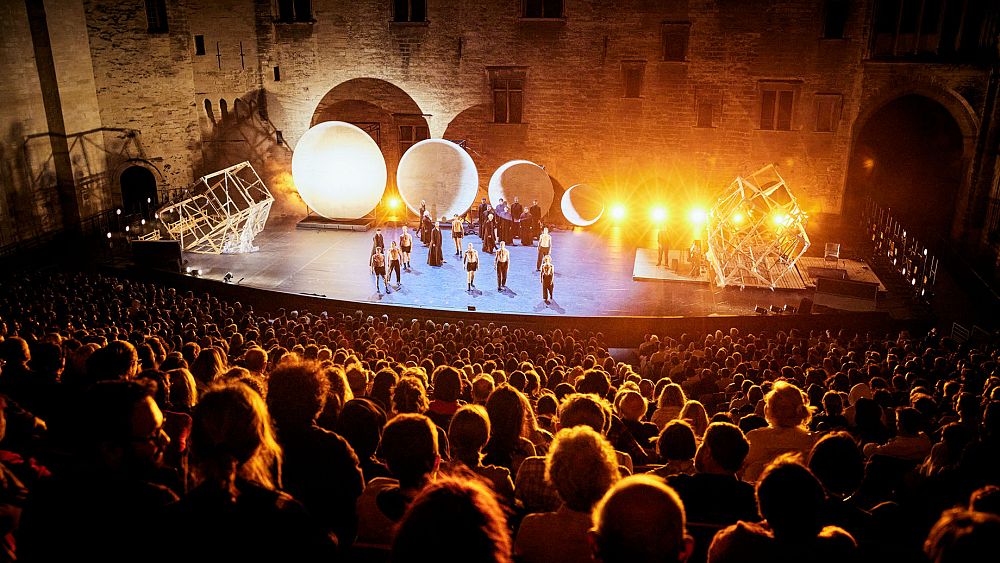 Festival d'Avignon : "Nous ne laisserons pas les erreurs politiques ériger des murs entre nous"
