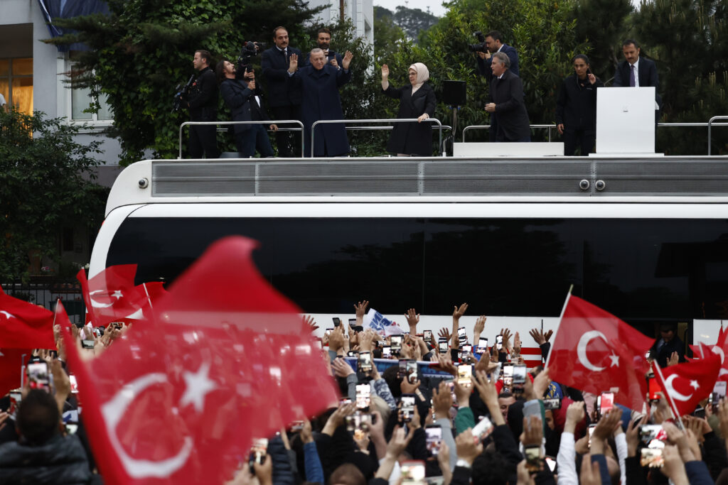 Le président turc Recep Tayyip Erdoğan et son épouse Emine Erdoğan font un geste aux supporters | Jeff J. Mitchell/Getty Images