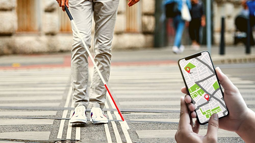 Cette application utilise la réalité augmentée, le "son 3D" et une caméra pour guider les personnes aveugles dans les grandes villes
