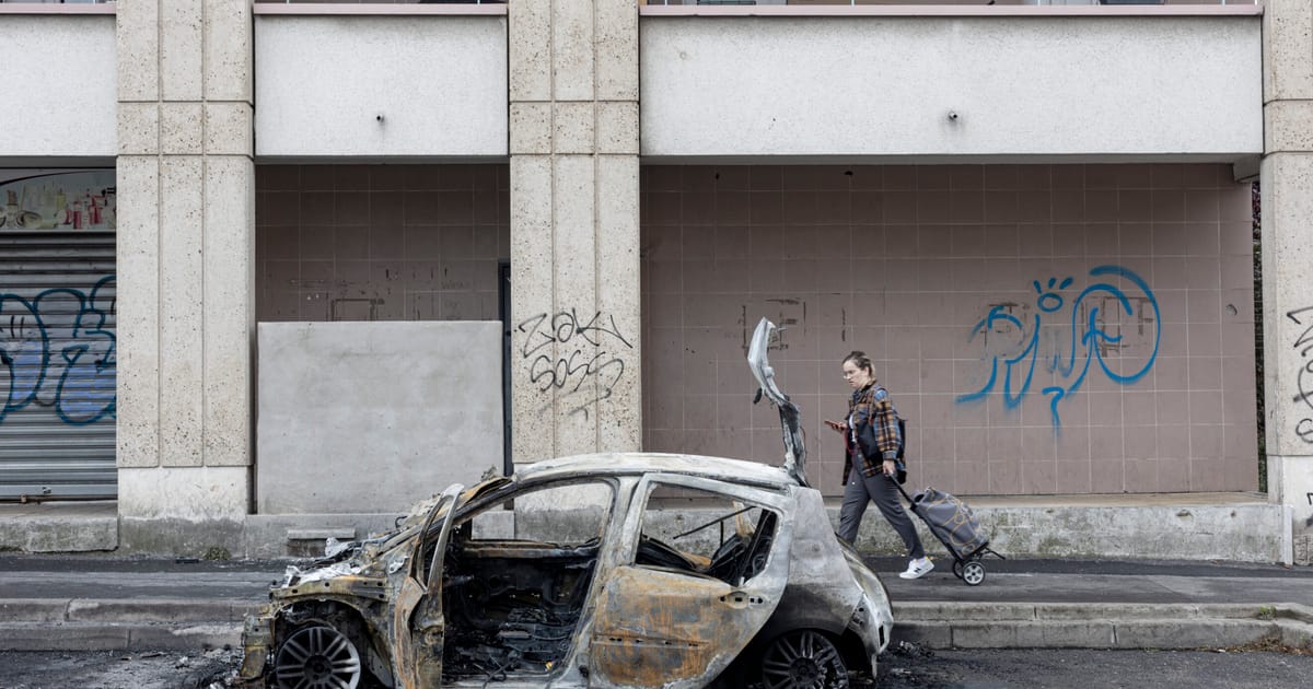 Dans une ville française sous couvre-feu, une vague de violence laisse les habitants hébétés et en colère