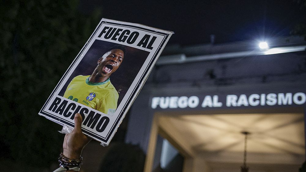 Des Brésiliens manifestent devant le consulat espagnol après la dispute raciste de Vinicius Júnior