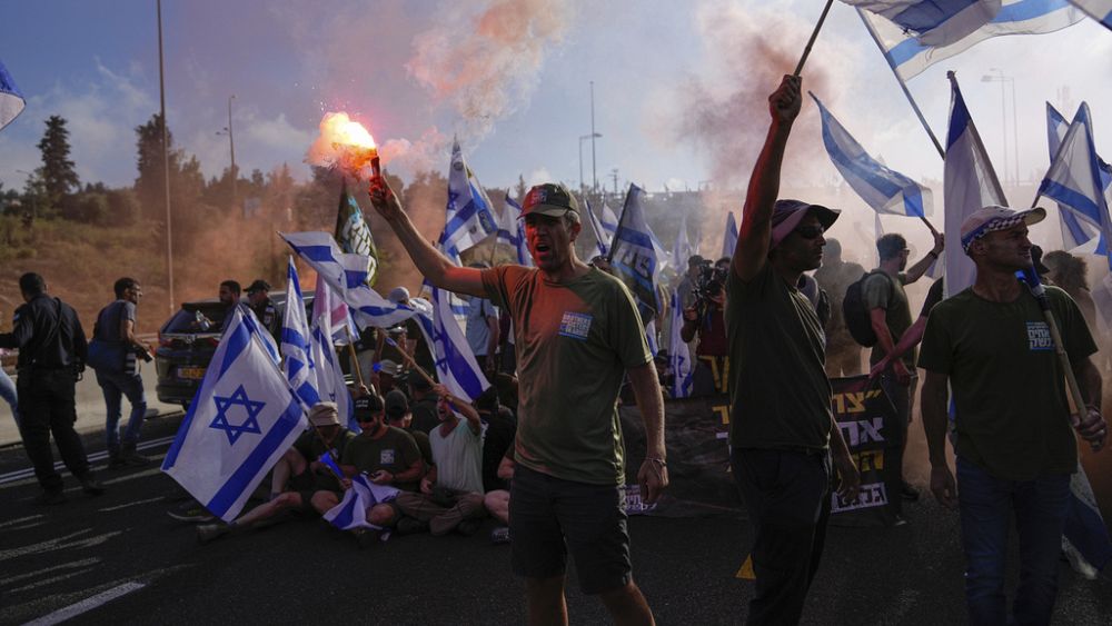 Des Israéliens bloquent des autoroutes lors de manifestations nationales contre le projet du gouvernement de réformer le système judiciaire