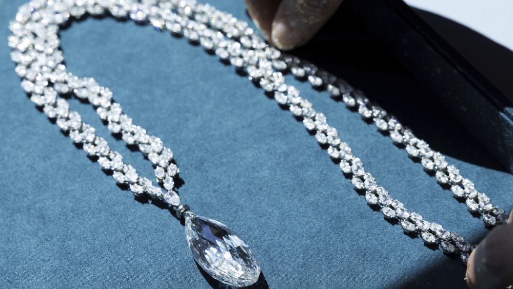 Des bijoux liés aux nazis devraient rapporter 137 millions d'euros aux enchères en Suisse