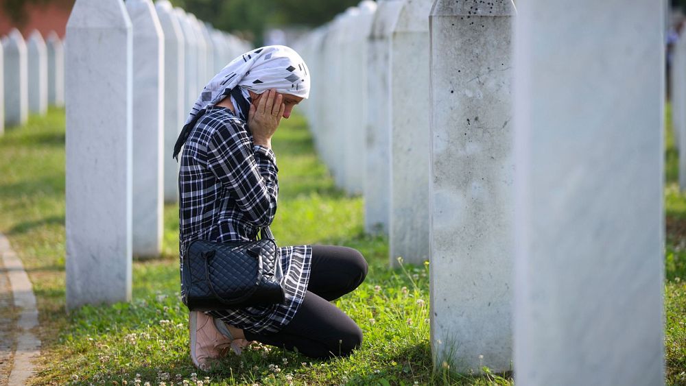 Des milliers de personnes se rassemblent en Bosnie pour commémorer l'anniversaire du massacre de Srebrenica en 1995