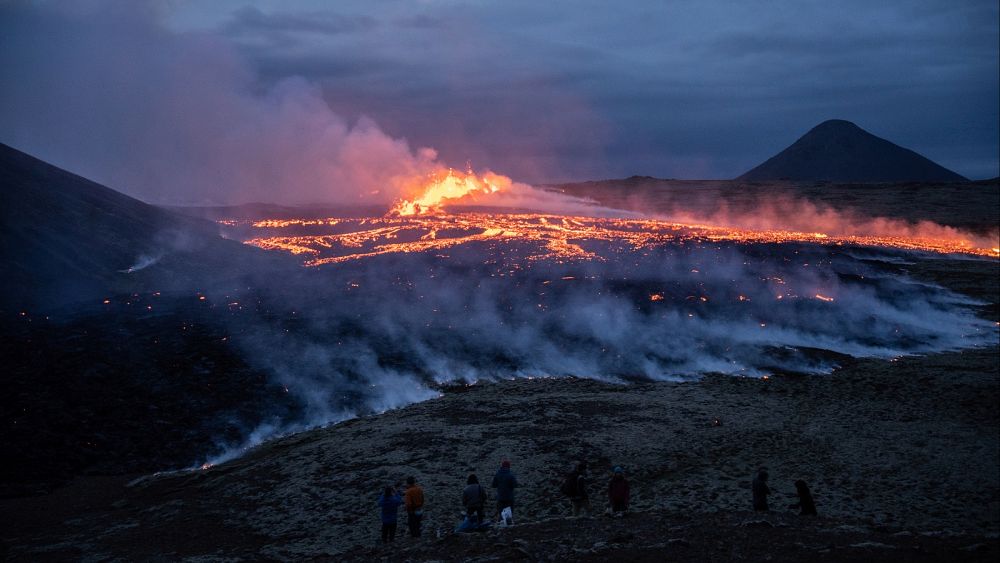 Des responsables islandais mettent en garde contre des gaz dangereux près d'un volcan en éruption