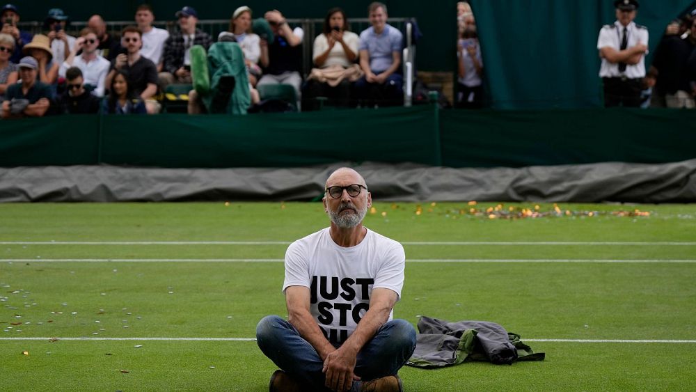 "Je suis ici pour mes petits-enfants": deux retraités prennent d'assaut le tribunal de Wimbledon pour exiger une action climatique