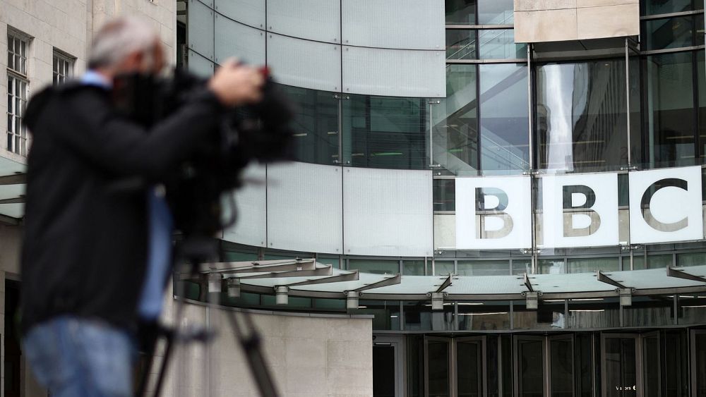 Les spéculations vont bon train après la suspension d'un présentateur de la BBC pour avoir prétendu avoir payé un adolescent pour des photos explicites