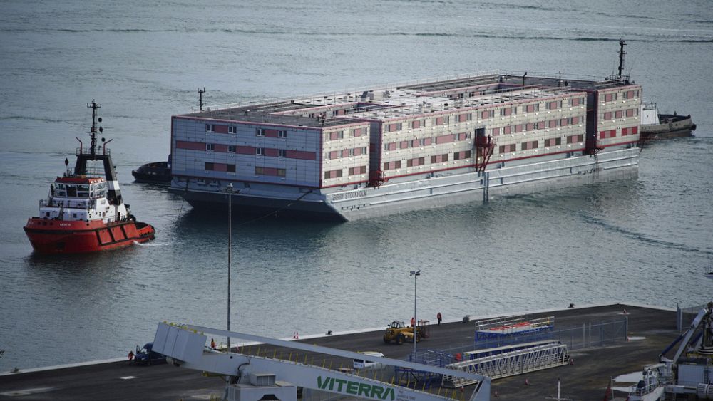 Premier aperçu d'une barge britannique pouvant accueillir jusqu'à 500 demandeurs d'asile après le feu vert d'un projet de loi controversé