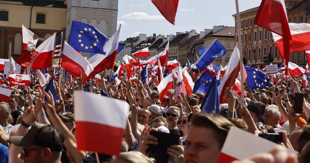 Un demi-million de personnes manifestent à Varsovie contre le parti au pouvoir en Pologne
