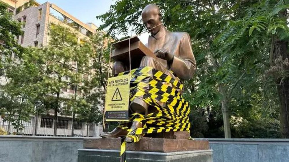 Une statue italienne controversée ciblée par des militants écologistes Extinction Rebellion