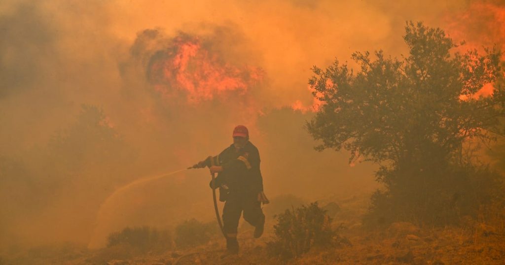 Vague de chaleur en Europe: les incendies de forêt en Grèce forcent des centaines de personnes à fuir alors que les températures augmentent