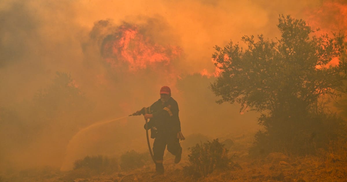 Vague de chaleur en Europe: les incendies de forêt en Grèce forcent des centaines de personnes à fuir alors que les températures augmentent