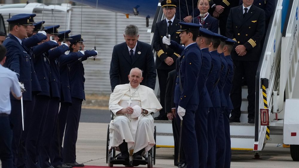 Le pape François arrive au Portugal pour les Journées mondiales de la jeunesse au milieu d'un scandale d'abus sexuels en cours