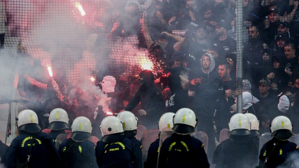 Nuit de chaos: coups de couteau, bagarres et arrestations lors d'un match de football entre la Grèce et la Croatie à Athènes