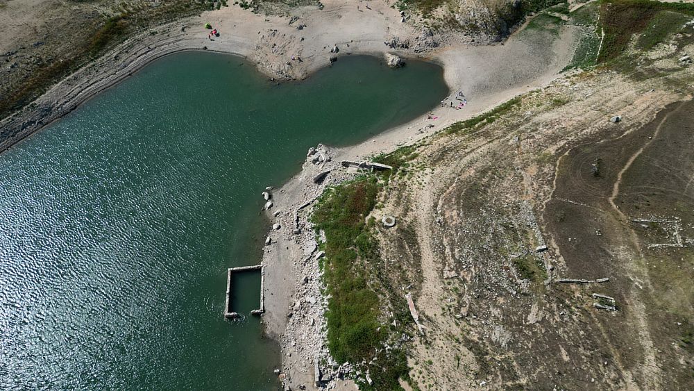 "Nous ne l'avons jamais vu aussi bas": l'Espagne introduit des restrictions d'eau alors que les réservoirs s'assèchent