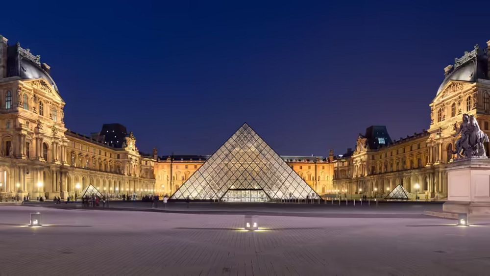 Culture Re-View : La célèbre pyramide du Louvre est-elle un symbole de l'occultisme ?