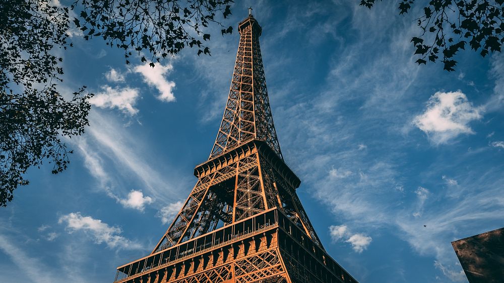 Des touristes américains ivres surpris en train de dormir sur la Tour Eiffel pendant la nuit
