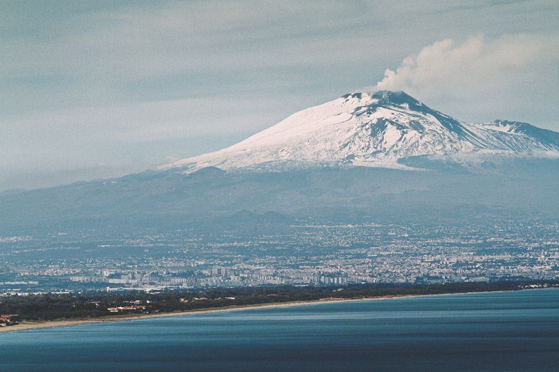 L'Etna est considéré comme un volcan sûr : la plupart des éruptions ne mettent pas en danger les visiteurs ou les habitants de la région.