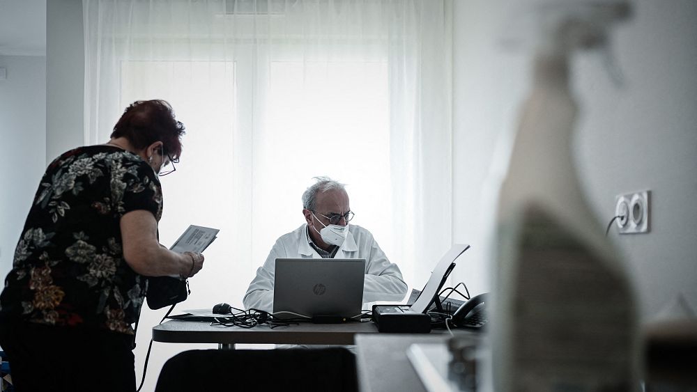 « Nous voulons redonner » : des médecins à la retraite ouvrent un cabinet pour faire face à la crise du personnel médical en France