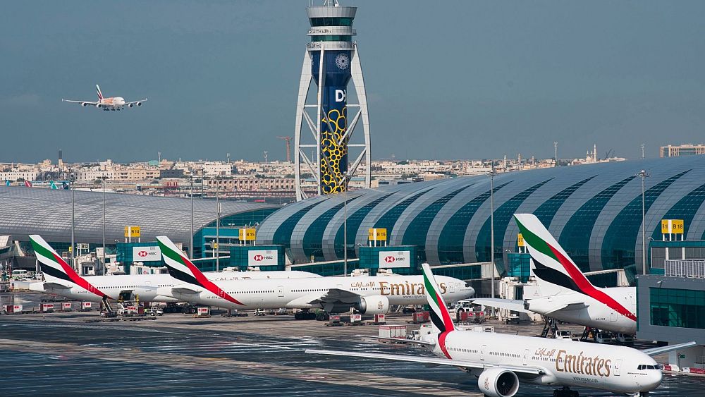 Les aéroports de Dubaï devraient connaître une expansion colossale.  Combien coûteront ces projets au pays et au climat ?