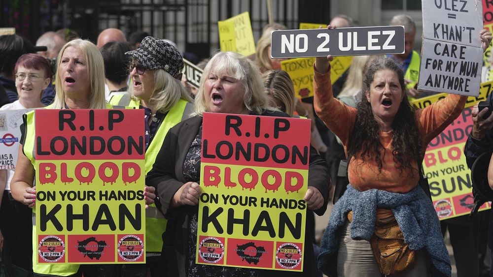 Le projet de Londres de faire payer les conducteurs de voitures polluantes suscite des protestations et attise les passions politiques