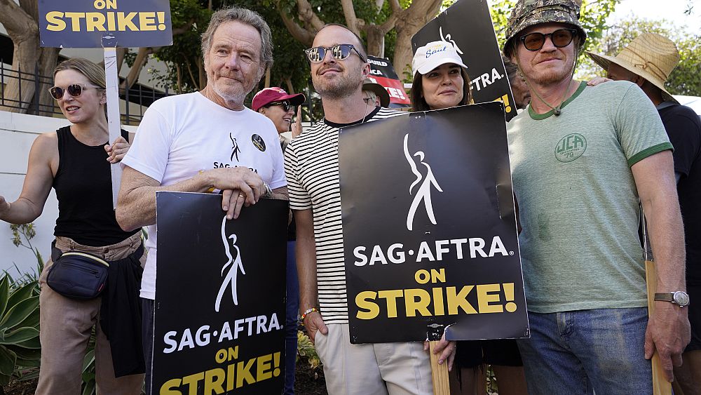 Les acteurs de "Breaking Bad" se réunissent sur une ligne de piquetage en solidarité avec la grève des acteurs hollywoodiens