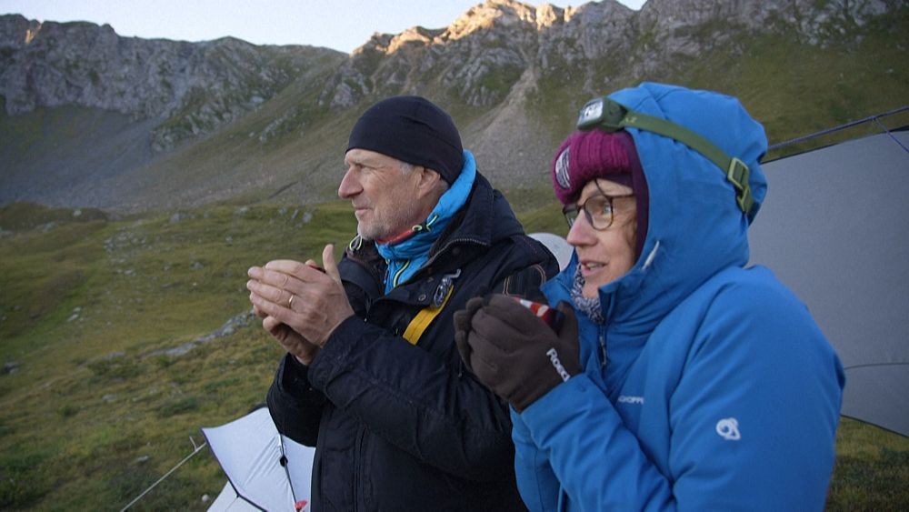 Team Wolf and Sheep : Rencontrez les volontaires suisses qui campent au sommet des collines pour garder les deux animaux en vie