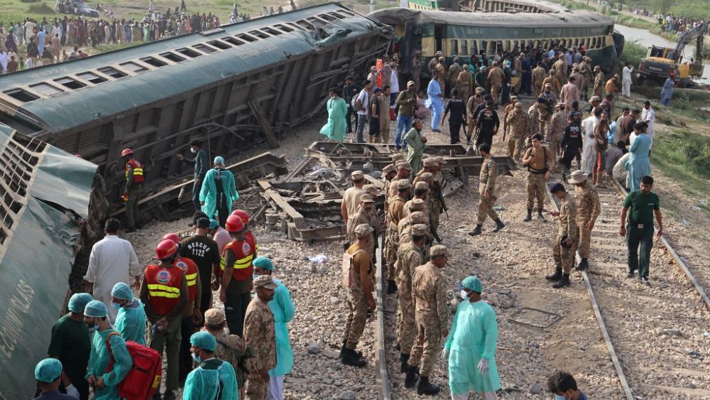 Au moins 30 morts dans le déraillement d'un train dans le sud du Pakistan