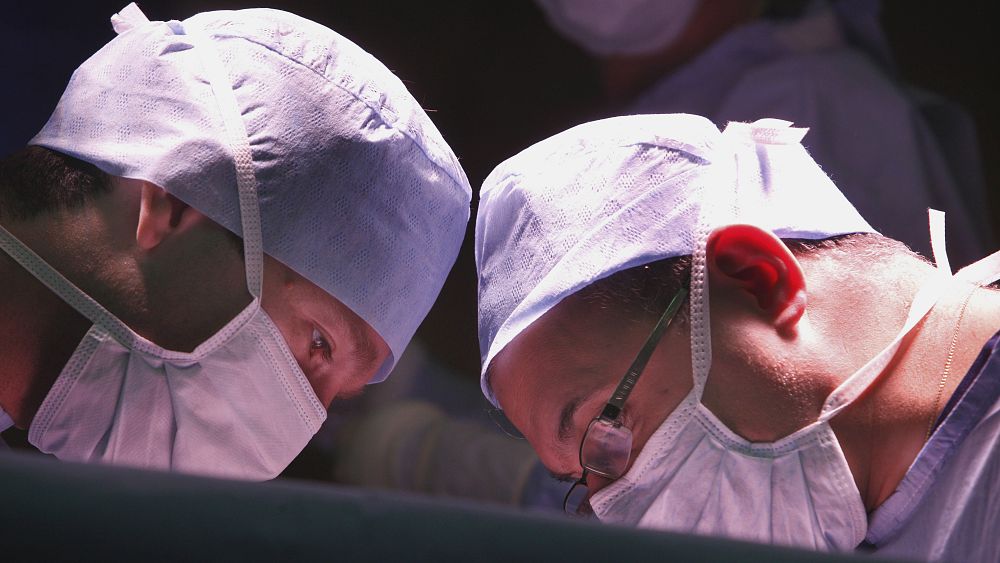 Des chirurgiens réalisent la toute première greffe d'utérus réussie au Royaume-Uni