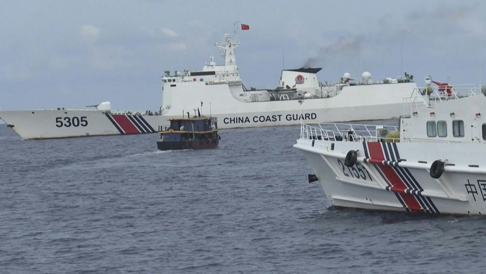 Des navires chinois bloquent les garde-côtes philippins dans la dernière impasse en mer de Chine méridionale