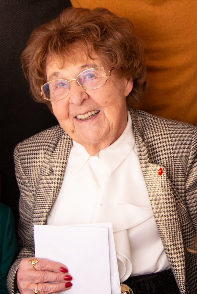 Le combat pour les valeurs de la France n'a pas d'âge : en 1942, Annette Lajon avait onze ans quand elle décida de résister contre les Nazis en Normandie. Sa mort nous engage à reprendre son flambeau de transmission.
Pensées à tous ses proches.