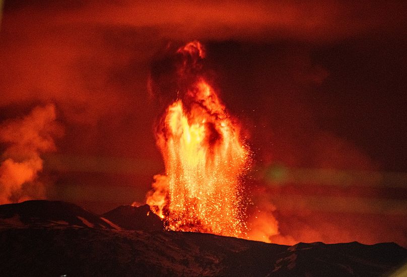 L'Etna est l'un des volcans les plus actifs d'Europe et est dans un état d'activité presque constant depuis une décennie.
