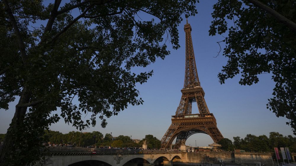 La Tour Eiffel évacuée par la police pendant plusieurs heures
