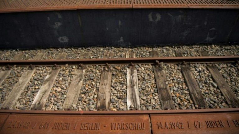 La police allemande enquête sur l'incendie criminel de la "plate-forme 17", le mémorial de Berlin dédié aux Juifs déportés