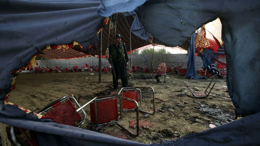Le nombre de morts dans l'attentat-suicide au Pakistan s'élève à 54 ;  La police soupçonne l'État islamique